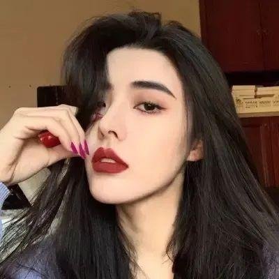九顶假发的女孩